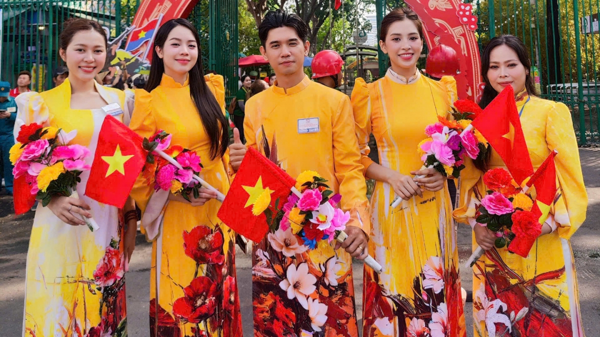 Dàn hoa hậu diện áo dài rạng ngời tham gia tổng duyệt diễu binh, diễu hành